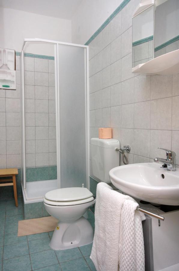 Apartments And Rooms With Parking Space Vrbnik, Krk - 5301 外观 照片
