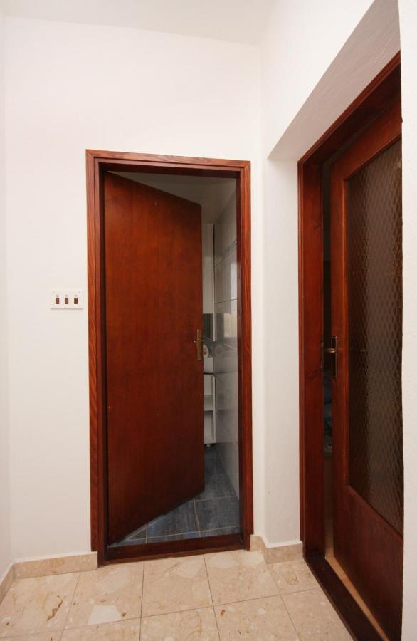 Apartments And Rooms With Parking Space Vrbnik, Krk - 5301 外观 照片