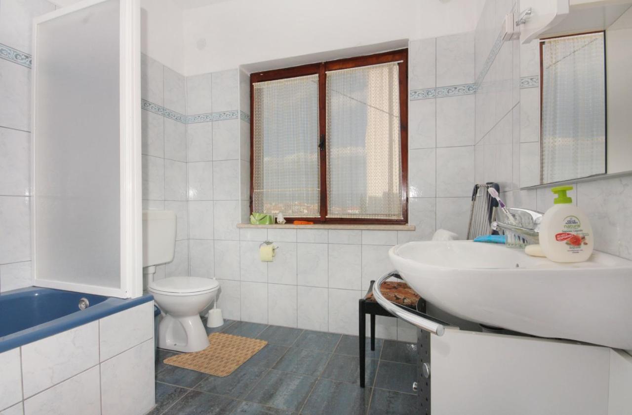 Apartments And Rooms With Parking Space Vrbnik, Krk - 5301 外观 照片